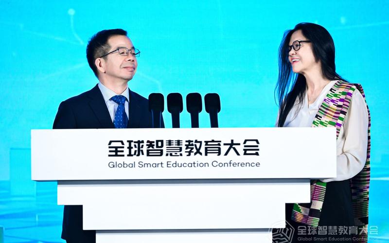 黄荣怀（左）和莎菲卡·艾萨克斯共同发布《倡议》。 北京师范大学供图